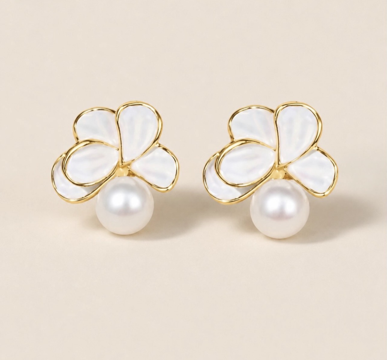 Pearl flower stud earrings 