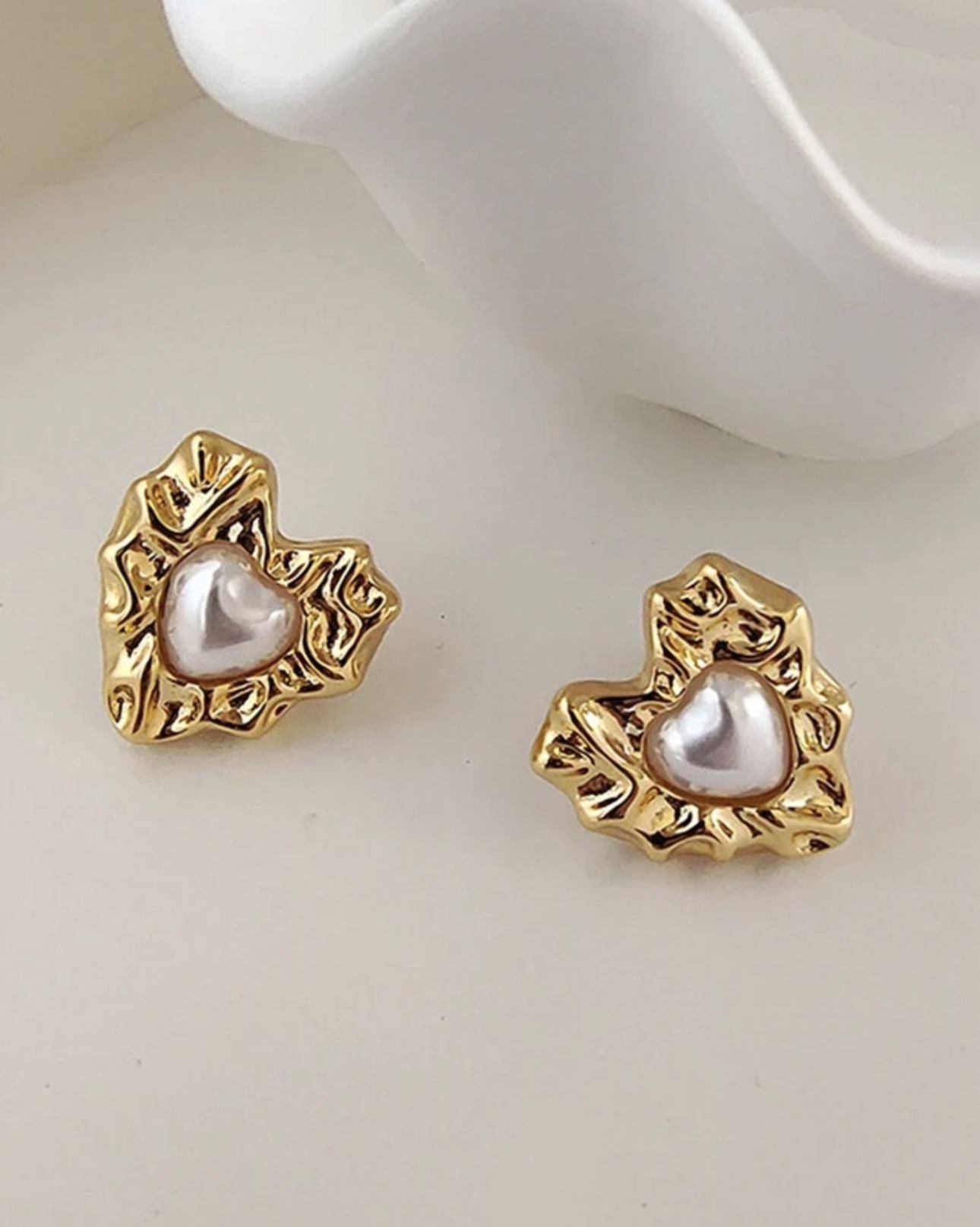 Pearl shell stud earrings 